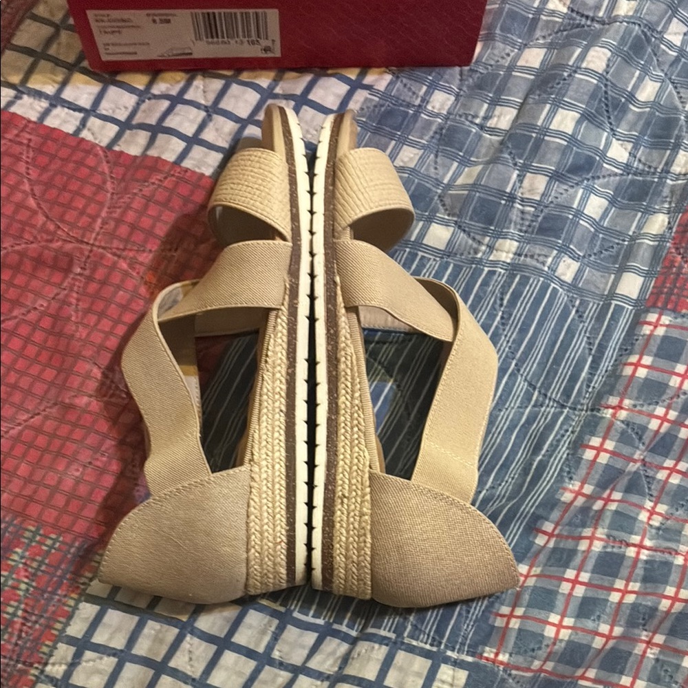 🎉SALE🎉 $25 or 2 for $40🎉Kelly & Katie Cream Sandals with Elastic Straps - Picture 4 of 9